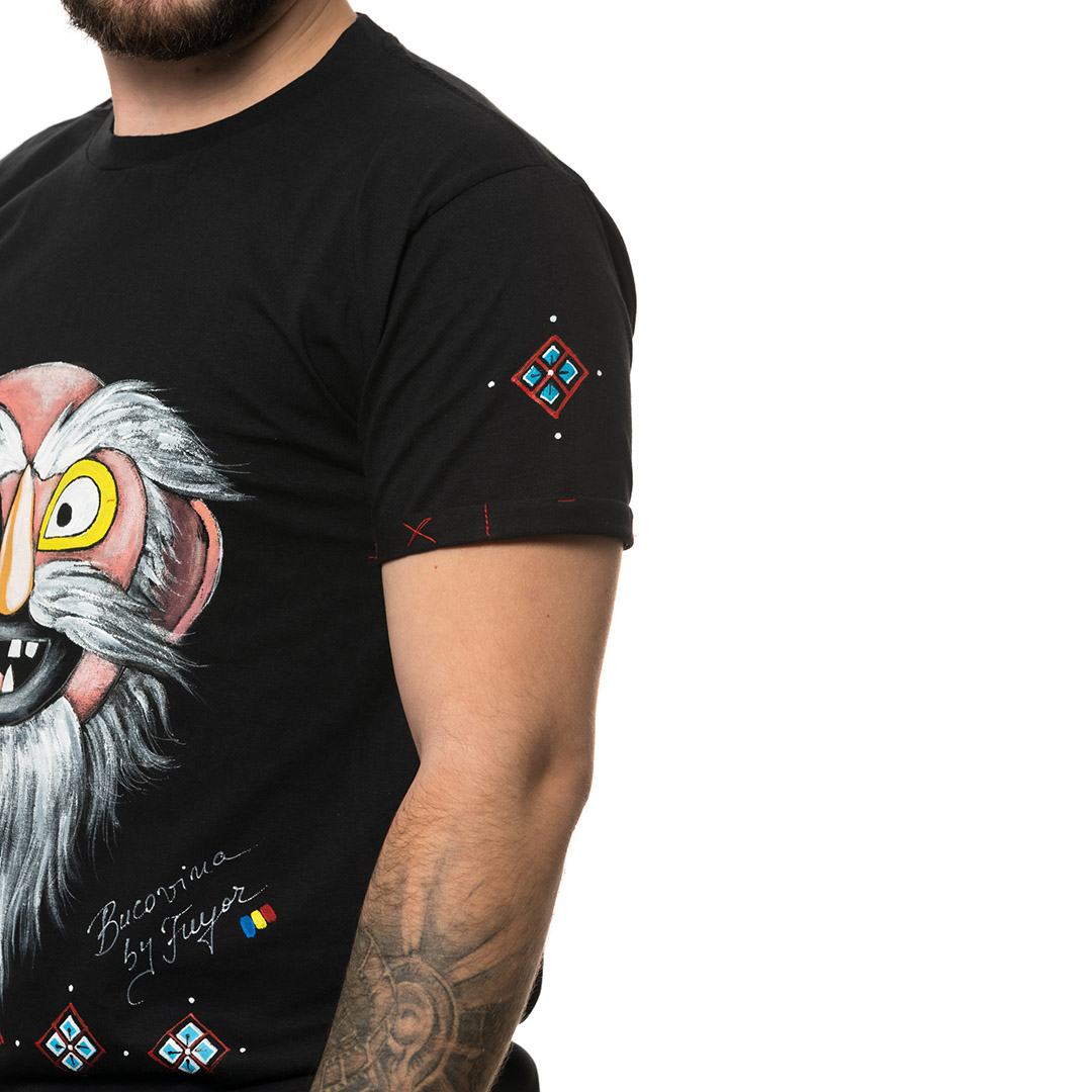 t-shirt-nero-dipinto-uomo-masca-traditionala-bucovina-1-3