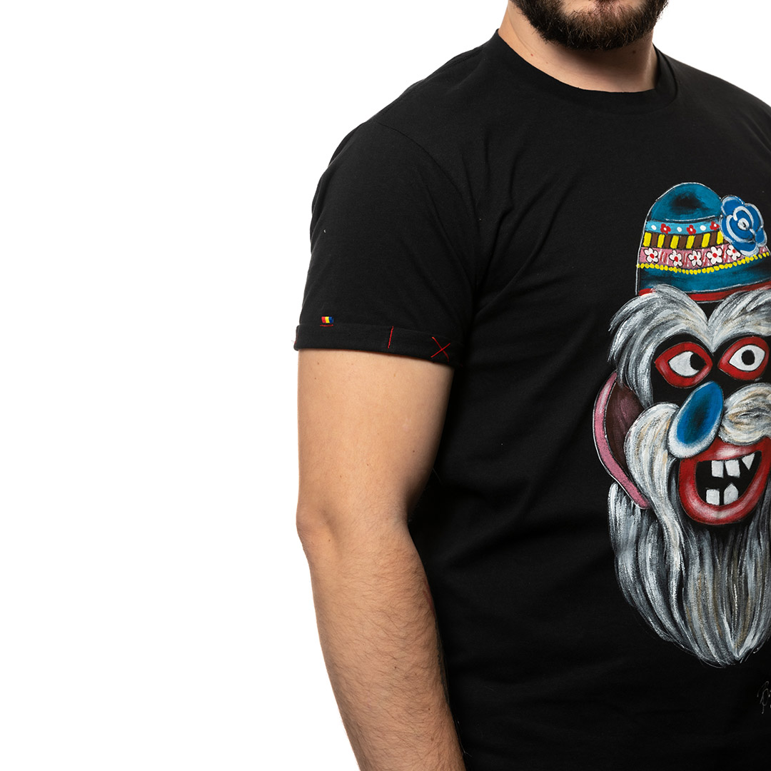 t-shirt-nero-dipinto-uomo-masca-traditionala-bucovina-2-2